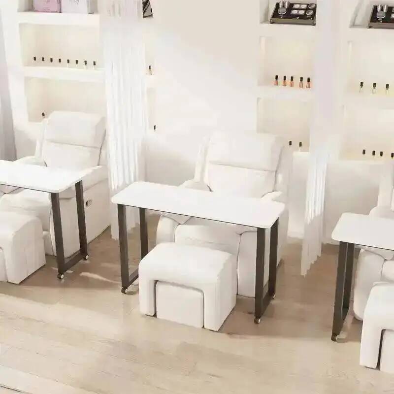 Stoliki do manicure z perfumam – Makeup Beauty Lounge recenzja i cena